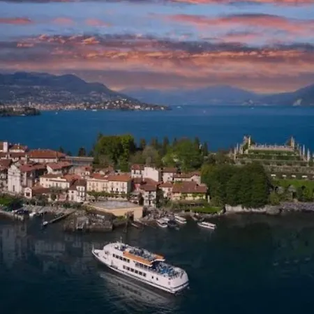 Lejlighed A Due Passi Dal Lago-a Stone's Throw From The *